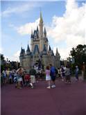 Walt Disney si cu Mickey in fata castelului
