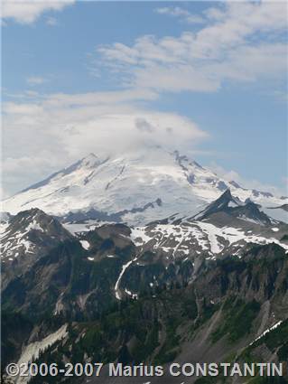 Mount Baker acoperit de nori