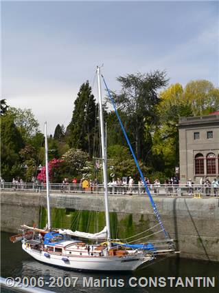 Yacht in ecluza