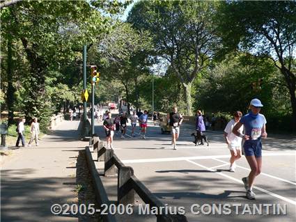 Oameni alergand duminica dimineata in Central Park